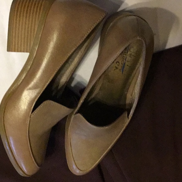 Light brown dress up shoes - Picture 1 of 2